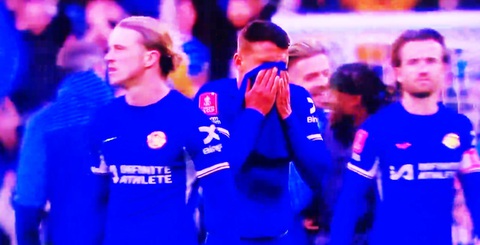 CĐV Chelsea nói về hình ảnh trái ngược giữa Thiago Silva và đồng đội- Ảnh 1. Thiago Silva đã khóc trong khi đồng đội cười đùa sau trận thua Man City ở FA Cup