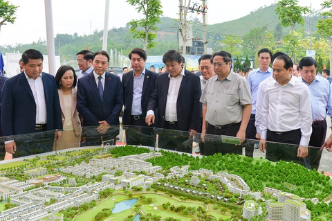 Thủ tướng và lãnh đạo bộ ngành, địa phương xem đồ án tại khu đô thị Mailand Hoàng Đồng (Lạng Sơn). Chiều cùng ngày, UBND tỉnh Lạng Sơn tổ chức hội nghị công bố quy hoạch tỉnh và xúc tiến đầu tư - Ảnh: HÀ QUÂN Thủ tướng và lãnh đạo bộ ngành, địa phương xem đồ án tại khu đô thị Mailand Hoàng Đồng (Lạng Sơn). Chiều cùng ngày, UBND tỉnh Lạng Sơn tổ chức hội nghị công bố quy hoạch tỉnh và xúc tiến đầu tư - Ảnh: HÀ QUÂN