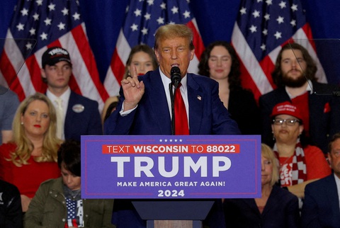 Ông Biden thu bộn tiền tranh cử, ông Trump mất hàng triệu USD vì kiện cáo- Ảnh 1. Ông Trump trong cuộc vận động tranh cử ở bang Wisconsin ngày 2-4 - Ảnh: REUTERS