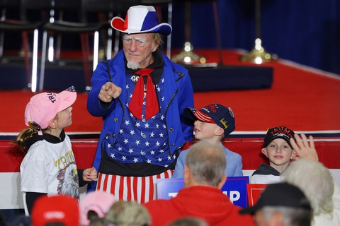 Ông Biden thu bộn tiền tranh cử, ông Trump mất hàng triệu USD vì kiện cáo- Ảnh 2. Ông Duane Schwingel, một người ủng hộ trung thành của ông Trump và tự nhận mình là