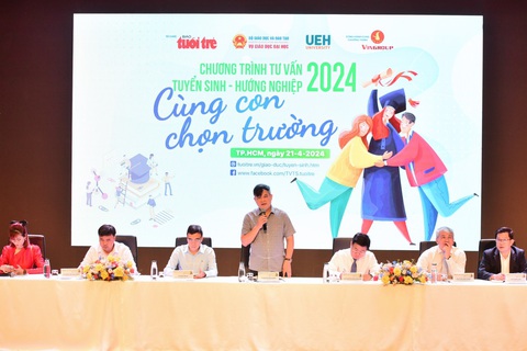 Đừng để con trượt đại học vì phụ huynh không hiểu 'luật chơi'- Ảnh 1. TS Nguyễn Mạnh Hùng - đại diện Vụ Giáo dục đại học, cung cấp thông tin về tuyển sinh đại học trong buổi tư vấn dành cho phụ huynh sáng nay 21-4 - Ảnh: DUYÊN PHAN