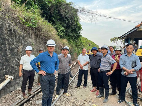 Chính thức thông tuyến đường sắt qua hầm Bãi Gió- Ảnh 2. Lãnh đạo ngành đường sắt có mặt tại hiện trường để theo dõi tiến độ thông hầm kỹ thuật, thử tải hầm đường sắt Bãi Gió - Ảnh: NGUYỄN HOÀNG