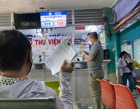 Người bệnh ủng hộ đề xuất lấy thuốc 2 tháng/lần- Ảnh 1. Bệnh nhân khám chữa bệnh chờ đóng tiền tại Bệnh viện Phú Nhuận, TP.HCM - Ảnh: TỰ TRUNG