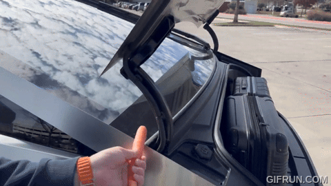 Bán tải Tesla Cybertruck kẹt chân ga, dễ gây tai nạn cho người dùng- Ảnh 3. Cốp trước Tesla Cybertruck có cơ chế an toàn không hiệu quả, hoàn toàn có thể gây thương tích cho tay người dùng vô ý - Ảnh cắt từ video, nguồn: InsideEVs