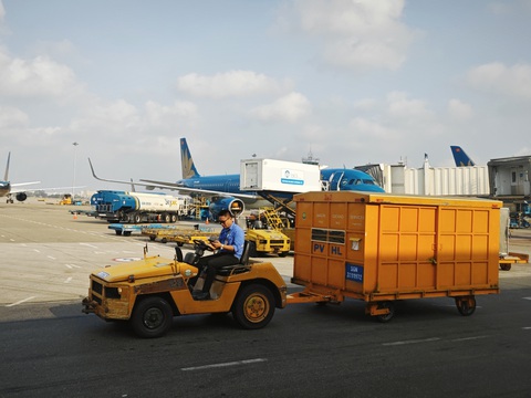 Chuẩn bị chuỗi cung ứng nhiên liệu xanh cho ngành hàng không- Ảnh 2. Ngành hàng không Việt Nam tiếp tục chuyển đổi xu hướng sử dụng nhiên liệu xanh. Trong ảnh: máy bay đang nạp nhiên liệu tại Tân Sơn Nhất - Ảnh: CÔNG TRUNG