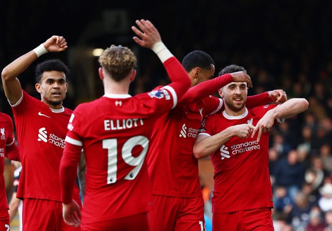 Liverpool trở lại mạch thắng, tạm vượt mặt Man City- Ảnh 1. Niềm vui của các cầu thủ Liverpool sau khi ghi bàn vào lưới Fulham - Ảnh: REUTERS