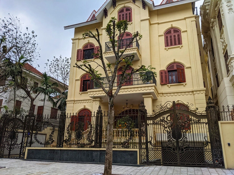 Biệt thự xây sai phép ở Cầu Giấy: Quận nói đang điều chỉnh quy hoạch, chưa có ngày cưỡng chế- Ảnh 1. Công trình biệt thự xây sai phép tại số 9B khu biệt thự 5,2ha Yên Hòa, quận Cầu Giấy nay đã hoàn thiện - Ảnh: H.T.