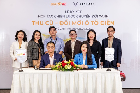 VinFast hợp tác Chợ Tốt thu cũ - đổi mới ô tô điện- Ảnh 1. Lễ ký kết hợp tác chiến lược chuyển đổi xanh. Ảnh: Đ.H