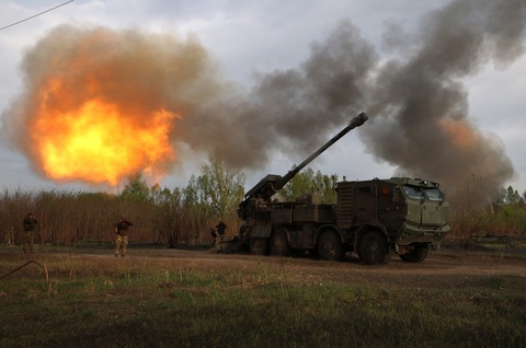 Lực lượng Ukraine khai hỏa ở khu vực Kharkov ở miền đông nước này ngày 21-4 - Ảnh: AFP Lực lượng Ukraine khai hỏa ở khu vực Kharkov, miền đông nước này, ngày 21-4 - Ảnh: AFP