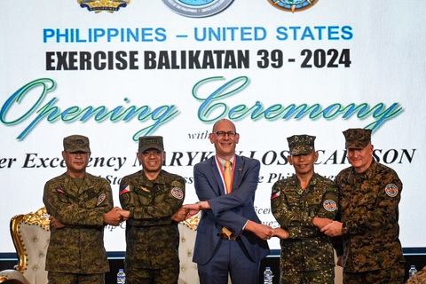 Các chỉ huy quân đội Philippines và Mỹ tham gia buổi lễ chính thức khởi động cuộc tập trận Balikatan 2024 ngày 22-4 ở Manila - Ảnh: AFP Các chỉ huy quân đội Philippines và Mỹ tham gia buổi lễ chính thức khởi động cuộc tập trận Balikatan 2024 ngày 22-4 ở Manila - Ảnh: AFP