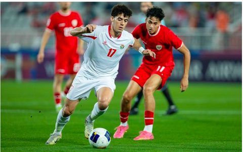 Đánh bại Jordan 4-1, U23 Indonesia vào tứ kết Giải U23 châu Á- Ảnh 2. U23 Jordan (áo trắng) thua tâm phục khẩu phục trước U23 Indonesia - Ảnh: AFC