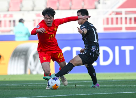 Báo Trung Quốc: Đáng xấu hổ khi tuyển U23 bị loại khỏi Giải U23 châu Á 2024- Ảnh 1. U23 Trung Quốc (trái) gây thất vọng tại Giải U23 châu Á 2024 - Ảnh: AFC