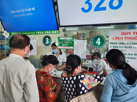 Người bệnh mạn tính 'lặn lội' hàng chục km hằng tháng để tái khám- Ảnh 1. Nhiều bệnh nhân mắc bệnh mạn tính điều trị đã ổn định mong muốn tăng thời gian kê đơn thuốc từ tối đa 30 ngày lên tối đa 60 ngày - Ảnh: THU HIẾN