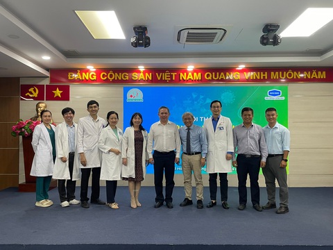 Ban chủ tọa và lãnh đạo Bệnh viện Tai Mũi Họng TP.HCM chụp hình lưu niệm Chủ tọa hội thảo và lãnh đạo Bệnh viện Tai Mũi Họng TP.HCM chụp hình lưu niệm