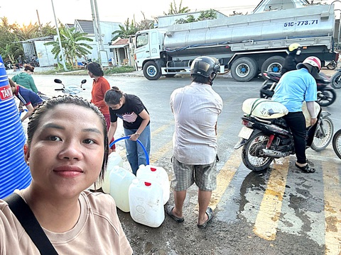 Bà bầu 8 tháng đưa nước về vùng khô khát- Ảnh 5. Chị Kim nói thấy bà con khổ sở vì thiếu nước, mình không thể ngồi yên