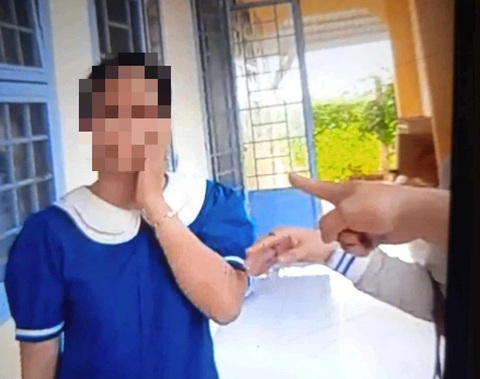 Bạo lực học đường, thầy cô cũng cần được 'chữa lành'- Ảnh 1. Phụ huynh vào trường tát cô giáo rồi đăng tải lên mạng xã hội - Ảnh cắt từ clip