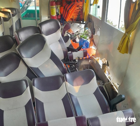 Tai nạn trên sông Tiền: Hướng dẫn viên của tàu Hàng Châu đã qua đời- Ảnh 2. Do tàu Hàng Châu chạy ẩu nên bị phà chở khách đâm vào thân tàu bên trái - Ảnh: Bạn đọc cung cấp