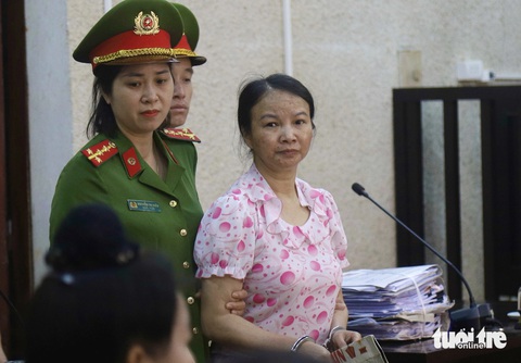 Mẹ nữ sinh giao gà mong những người sát hại con gái nói ra sự thật- Ảnh 1. Bị cáo Trần Thị Hiền được dẫn giải đến tòa - Ảnh: DANH TRỌNG