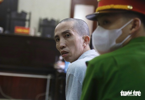 Mẹ nữ sinh giao gà mong những người sát hại con gái nói ra sự thật- Ảnh 2. Bị cáo Bùi Văn Công trong phiên tòa sáng 22-4