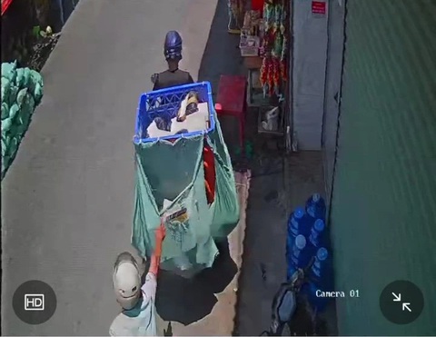 Camera ghi cảnh shipper bị trộm xe máy và hàng chục đơn hàng trong 12 giây- Ảnh 1. Xe máy và nhiều đơn hàng của nam shipper bị kẻ gian trộm, người dân đuổi theo nhưng không kịp - Ảnh: Cắt từ video