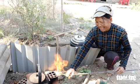 Khí phun lên khi khoan giếng, chủ nhà ở Lâm Đồng tận dụng nấu ăn- Ảnh 1. Người dân chế đường ống để điều tiết khí gas - Ảnh: L.A.