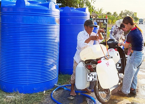 TP.HCM đề nghị người dân linh hoạt trữ nước ngọt, dùng nước tiết kiệm- Ảnh 1. Người dân các tỉnh trong vùng đang thiếu nước sạch - Ảnh: TRÚC QUYÊN