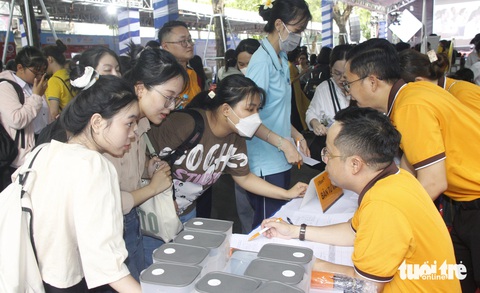 Người than khó tìm việc sau tuổi 30, doanh nghiệp tìm mỏi mắt không thấy ứng viên phù hợp- Ảnh 1. Ngày hội thu hút hơn 10.000 lượt sinh viên, người lao động của quận Tân Phú tham gia - Ảnh: CÔNG TRIỆU
