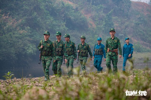 Tuần tra mùa nắng nóng, giữ bình yên cho lòng chảo Điện Biên- Ảnh 1. Tổ công tác Đồn biên phòng Mường Mươn tuần tra, kiểm soát tại khu vực đồi núi phức tạp thuộc bản Huổi Vang - Ảnh: NAM TRẦN