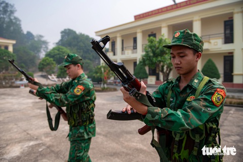 Tuần tra mùa nắng nóng, giữ bình yên cho lòng chảo Điện Biên- Ảnh 2. Kiểm tra quân, tư trang trước khi tuần tra