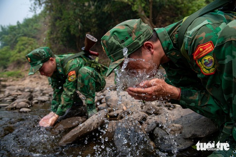 Tuần tra mùa nắng nóng, giữ bình yên cho lòng chảo Điện Biên- Ảnh 6. Phút nghỉ ngơi bên bờ suối của các chiến sĩ biên phòng Mường Mươn giữa thời tiết nắng nóng