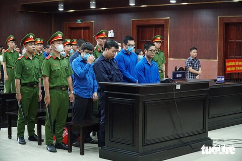Vụ Thuduc House: Bị tòa sơ thẩm buộc nộp 116,6 tỉ đồng, một người liên quan kháng cáo- Ảnh 1. Các bị cáo trong vụ Thuduc House, Cục Thuế TP.HCM tại tòa phúc thẩm - Ảnh: ĐAN THUẦN