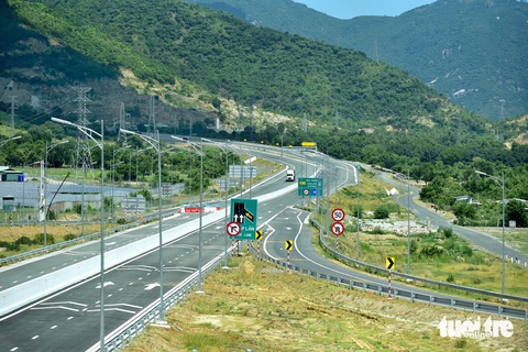 Cao tốc Nha Trang - Cam Lâm (dài 49,1km, tốc độ từ 60-90km/h) đoạn thuộc địa phận xã Cam Thịnh Đông, TP Cam Ranh, Khánh Hòa. Bên trái ảnh là rào chắn sẽ được tháo để nối tiếp vào cao tốc từ Cam Lâm đi Vĩnh Hảo. Khi thông xe, cao tốc này dự định sẽ thu phí từ 26-4 này - Ảnh: T.T.D. Cao tốc Nha Trang - Cam Lâm (dài 49,1km, tốc độ từ 60-90km/h) đoạn thuộc địa phận xã Cam Thịnh Đông, TP Cam Ranh, Khánh Hòa. Bên trái ảnh là rào chắn sẽ được tháo dỡ vào dịp nghỉ lễ 30-4 để nối tiếp vào cao tốc từ Cam Lâm đi Vĩnh Hảo. Khi thông xe, cao tốc này thu phí từ 26-4 - Ảnh: T.T.D.