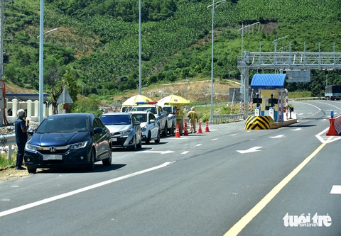 CSGT phạt các xe chạy quá tốc độ trên cao tốc Nha Trang Cam Lâm - Ảnh: T.T.D. CSGT phạt các xe chạy quá tốc độ trên cao tốc Nha Trang - Cam Lâm - Ảnh: T.T.D.