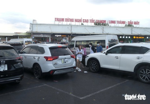 Khách nghỉ chân tại trạm dừng chân (thuộc huyện Cẩm Mỹ, tỉnh Đồng Nai) trên cao tốc TP.HCM - Long Thành - Dầu Giây - Ảnh: T.T.D. Khách nghỉ chân tại trạm dừng chân (thuộc huyện Cẩm Mỹ, tỉnh Đồng Nai) trên cao tốc TP.HCM - Long Thành - Dầu Giây - Ảnh: T.T.D.