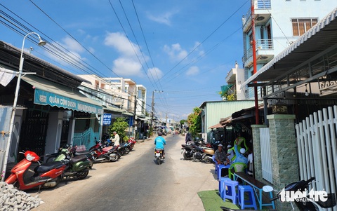 Sông Tiền ra sao mà tàu Hàng Châu chạy ẩu gây tai nạn chết người?- Ảnh 2. Bà con người Chăm đã đến chia buồn cùng gia đình anh Ro Zak tại xã Châu Phong, thị xã Tân Châu, An Giang