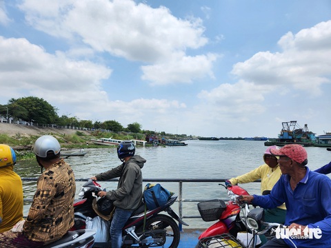 Sông Tiền ra sao mà tàu Hàng Châu chạy ẩu gây tai nạn chết người?- Ảnh 3. Nhiều người lo lắng việc sà lan đậu dày đặc sẽ ảnh hưởng đến an toàn giao thông thủy trên sông Tiền - Ảnh: BỬU ĐẤU