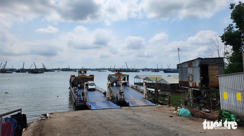 Sông Tiền ra sao mà tàu Hàng Châu chạy ẩu gây tai nạn chết người?- Ảnh 4. Phía sau bến phà Vĩnh Xương - Thường Phước có hàng trăm sà lan neo đậu nên người dân lo lắng
