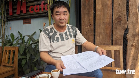 Không được hưởng phụ cấp nghề ngành y chỉ vì hai chữ ‘tương đương’- Ảnh 3. Ông Nguyễn Hữu Dương cùng đơn kiến nghị lên Sở Y tế tỉnh Thừa Thiên Huế về việc Bệnh viện Giao thông vận tải Huế không được hưởng nghị định 05-2023 về phụ cấp nghề ngành y tế - Ảnh: NHẬT LINH