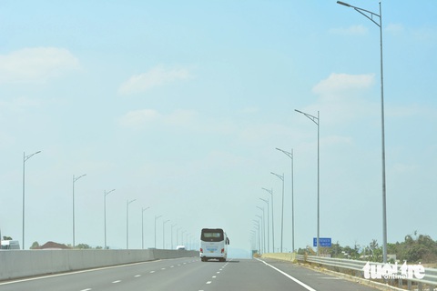 Vụ cắt điện nút giao cao tốc Phan Thiết - Dầu Giây: Chủ đầu tư nói gì?- Ảnh 1. Hệ thống chiếu sáng tại nút giao cao tốc Phan Thiết - Dầu Giây với tỉnh lộ 765 tại huyện Xuân Lộc, Đồng Nai - Ảnh: ĐỨC TRONG