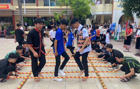 Nghệ An tuyển dụng 2.187 biên chế giáo viên- Ảnh 1. Học sinh Trường THPT Dân tộc nội trú Nghệ An trong một giờ sinh hoạt ngoài giờ lên lớp - Ảnh: DOÃN HÒA