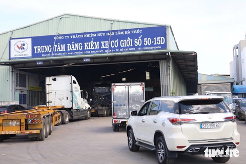 TP.HCM quá tải vì có tới 62.000 xe tới lượt đăng kiểm mỗi tháng- Ảnh 1. Dòng xe đang xếp hàng chờ vào kiểm định tại Trung tâm đăng kiểm xe cơ giới 50-15D - Ảnh: NGỌC QUÝ