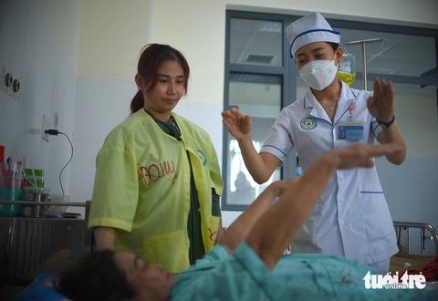Y bác sĩ khoa Thần kinh - Đột quỵ, Bệnh viện Đa khoa tỉnh Bình Định đang khám cho bệnh nhân bị đột quỵ đã hồi phục - Ảnh: LÂM THIÊN Y bác sĩ khoa thần kinh - đột quỵ, Bệnh viện Đa khoa tỉnh Bình Định đang khám cho bệnh nhân bị đột quỵ đã hồi phục - Ảnh: LÂM THIÊN