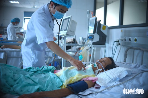 Các y bác sĩ khoa Thần kinh - Đột quỵ, Bệnh viện Đa khoa tỉnh Bình Định đang khám, điều trị cho các bệnh nhân lớn tuổi bị đột quỵ - Ảnh: LÂM THIÊN Bác sĩ khoa thần kinh - đột quỵ Bệnh viện Đa khoa tỉnh Bình Định đang kiểm tra cho 1 bệnh nhân lớn tuổi bị đột quỵ đang hồi sức cấp cứu tại đây - Ảnh: LÂM THIÊN