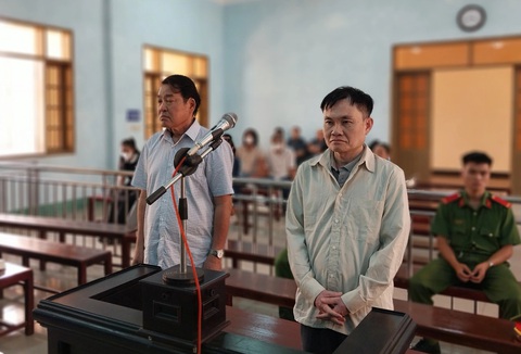 Cựu giám đốc Sở Giáo dục và Đào tạo tỉnh Gia Lai được hưởng án treo- Ảnh 1. Cựu giám đốc Sở Giáo dục và Đào tạo Gia Lai Nguyễn Tư Sơn (trái) và bị cáo Trương Quý Sửu tại phiên tòa sơ thẩm ngày 22-4-2024 - Ảnh: N.T.