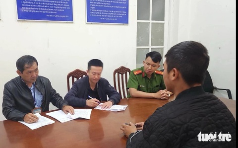 Phạt tiền 3 thanh niên dắt chó chiếm gốc mai anh đào Đà Lạt thu tiền chụp ảnh- Ảnh 3. Cơ quan chức năng tiến hành lập biên bản với chủ các chú chó - Ảnh: L.A.