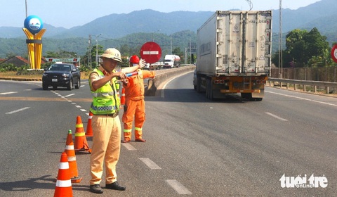 Quốc lộ 1 qua đèo Cả hoạt động bình thường trở lại sau sự cố sạt lở hầm đường sắt Bãi Gió- Ảnh 1. Cảnh sát giao thông tỉnh Phú Yên phân luồng cho ô tô chuyển sang hầm đường bộ Đèo Cả để giảm áp lực mặt đường bộ xuống hầm đường sắt Bãi Gió - Ảnh: NGUYỄN HOÀNG