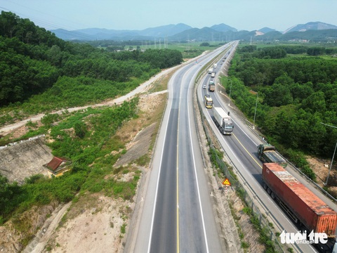 Tổ chức giao thông trên cao tốc Cam Lộ - La Sơn chỉ là phương án tạm thời- Ảnh 4. Tuyến cao tốc Cam Lộ - La Sơn nhìn từ trên cao - Ảnh: THƯỜNG XUÂN