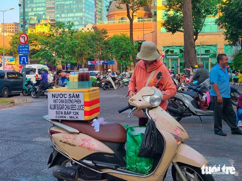 Kem lạnh, nước mát vỉa hè “khát” khách giữa ngày nóng- Ảnh 1. Nhiều chủ kinh doanh nước mát như nước sâm, trà tắc, nước mía than ế giữa mùa nắng nóng - Ảnh: NHẬT XUÂN