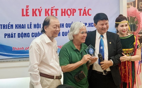 Ông Đoàn Hoài Trung (thứ hai, từ phải vào) - chủ tịch Hội Nhiếp ảnh TP.HCM - gặp gỡ các đại biểu tại buổi công bố Ông Đoàn Hoài Trung (thứ hai từ phải qua) - chủ tịch Hội Nhiếp ảnh TP.HCM, nhiếp ảnh gia Nick Út (thứ hai từ trái qua) cùng các đại biểu tại buổi công bố Lễ hội nhiếp ảnh quốc tế TP.HCM 2024 - Ảnh: HOÀI PHƯƠNG