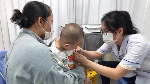 Bệnh truyền nhiễm 'vào mùa' sớm- Ảnh 2. Ngành y tế khuyến cáo phụ huynh cần đưa con đi tiêm chủng đầy đủ để phòng bệnh - Ảnh: THU HIẾN